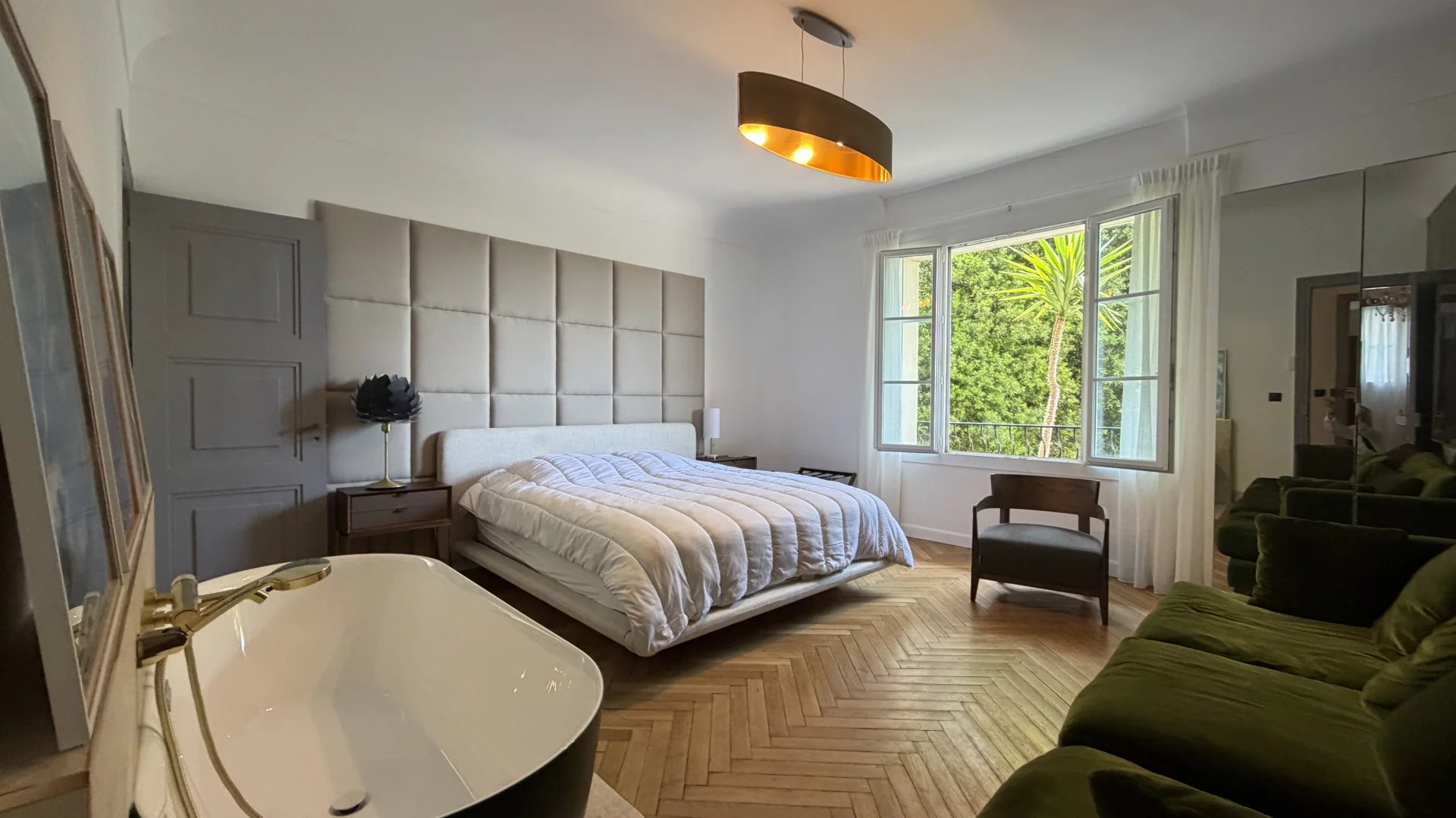 Chambre d’appartement à Cannes Chambre spacieuse avec lit king-size, baignoire et vue sur le jardin à Cannes.