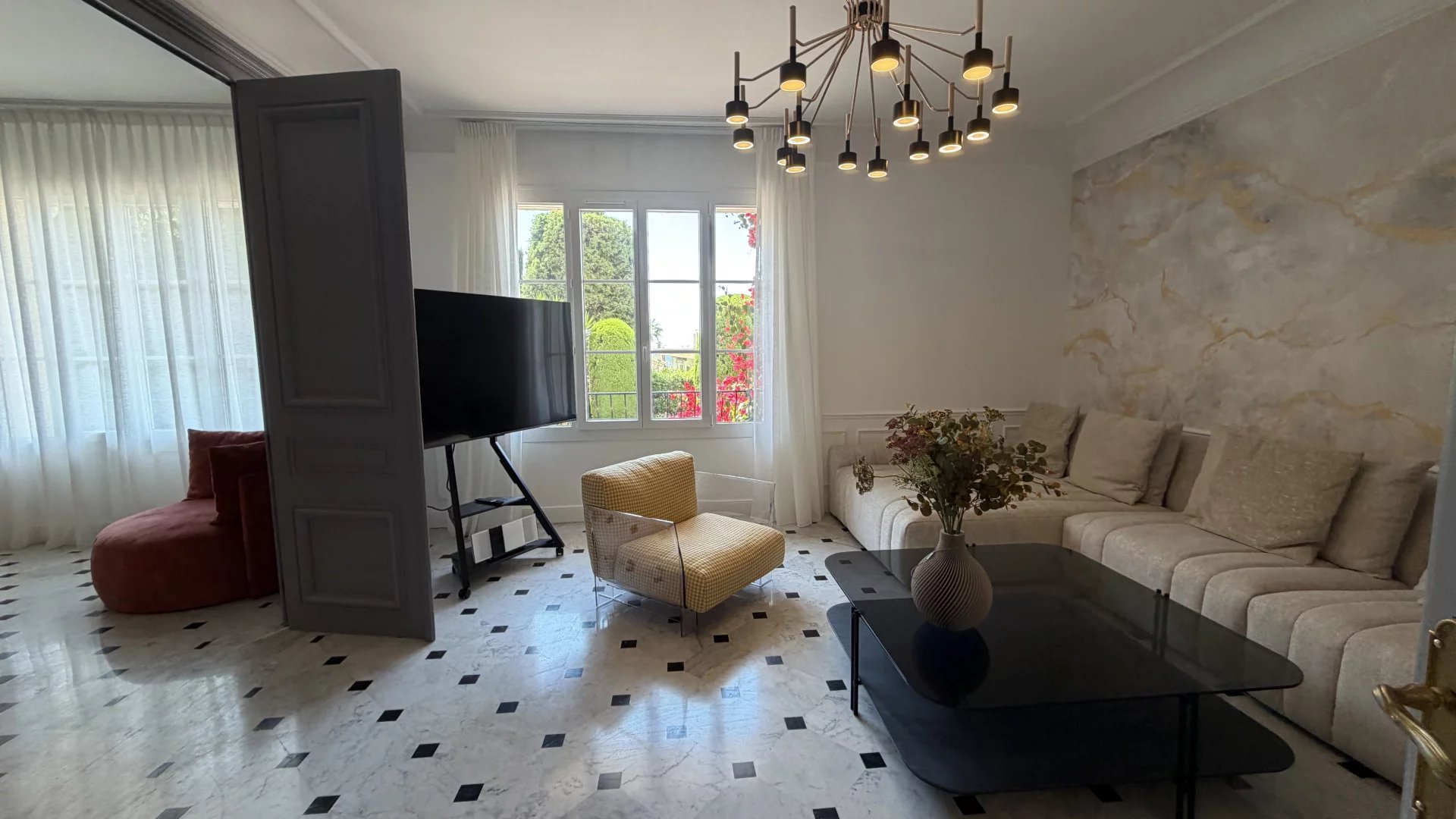 Salon d’un appartement à Cannes Intérieur d'un appartement rénové à Cannes avec un salon moderne et lumineux.