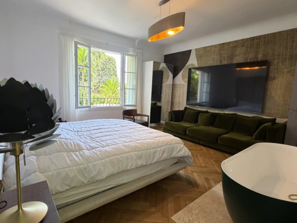 Chambre d'appartement rénové avec lit, baignoire et canapé, Croix des Gardes, Cannes.