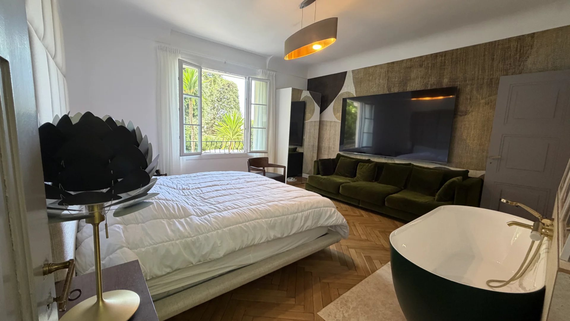 Chambre d’appartement à Cannes Chambre d'appartement rénové avec lit, baignoire et canapé, Croix des Gardes, Cannes.