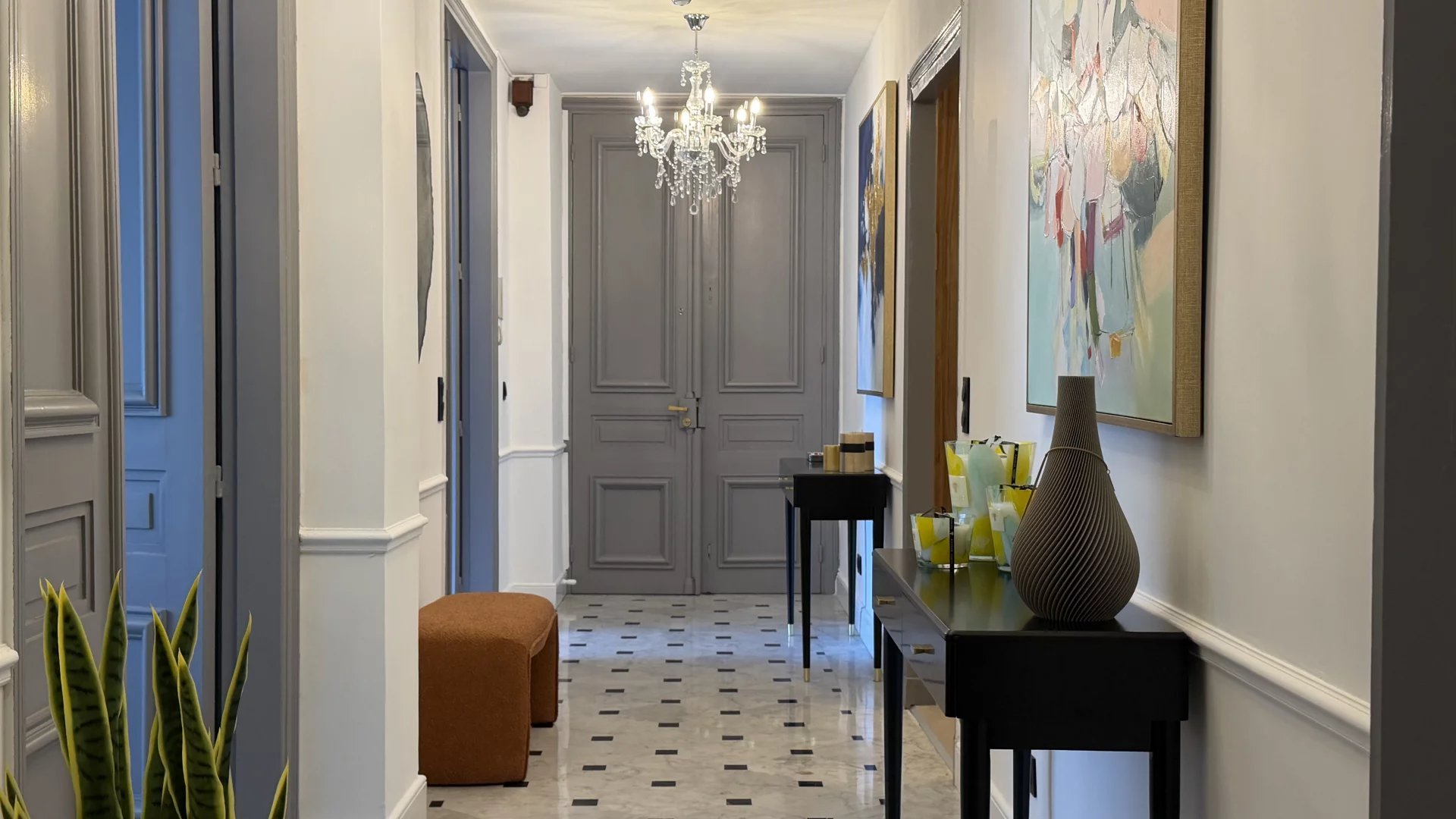 Intérieur d’un appartement à Cannes Couloir d'un appartement rénové à Cannes avec un sol en carrelage et des murs clairs.