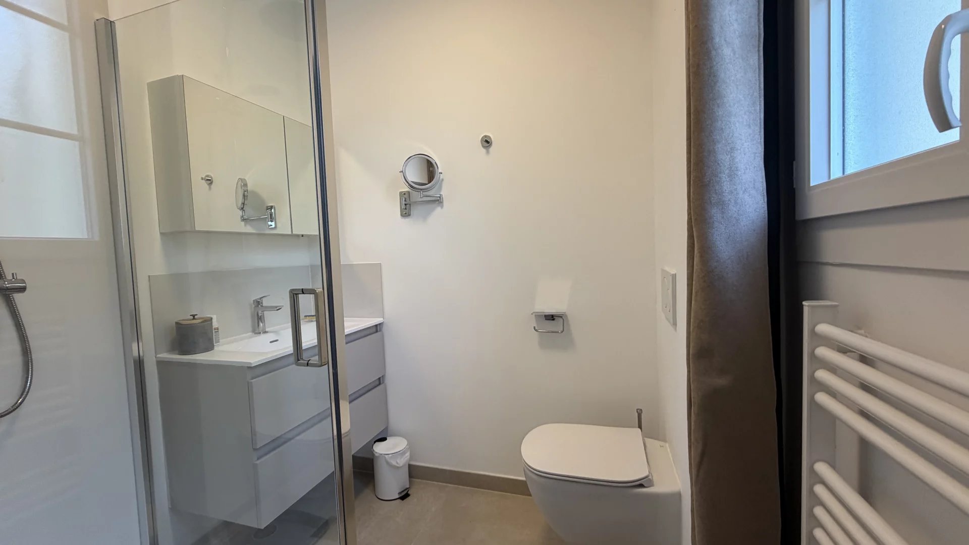 Salle de bain d’un appartement à Cannes Salle de bain moderne avec douche, lavabo et toilettes dans un appartement à Cannes.