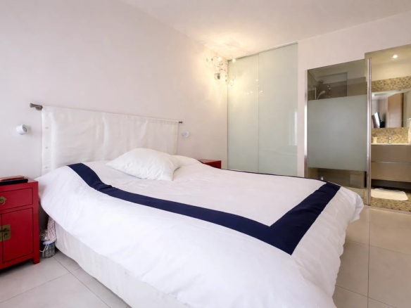 Room in a modern apartment with double bed and en suite bathroom.