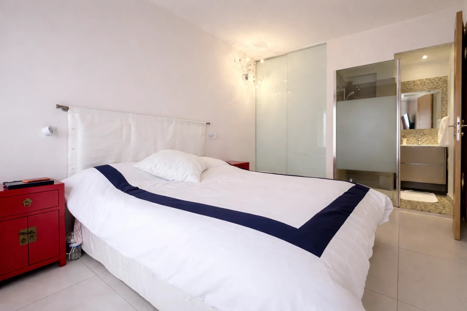 Apartment room in Cannes Room in a modern apartment with double bed and en suite bathroom.