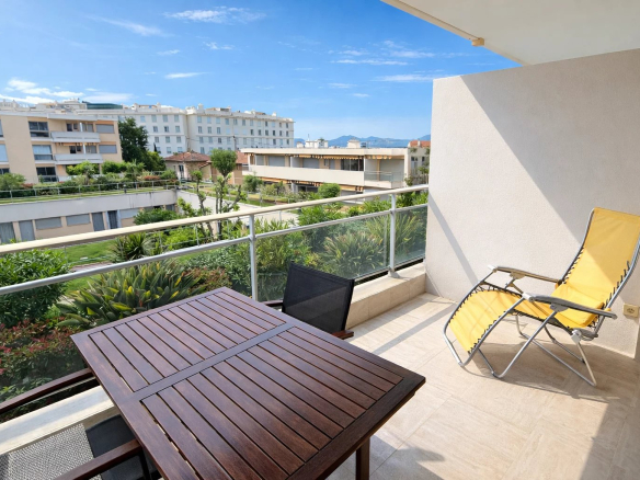 Apartment terrace in Cannes with unobstructed views, garden furniture, and sunshine.