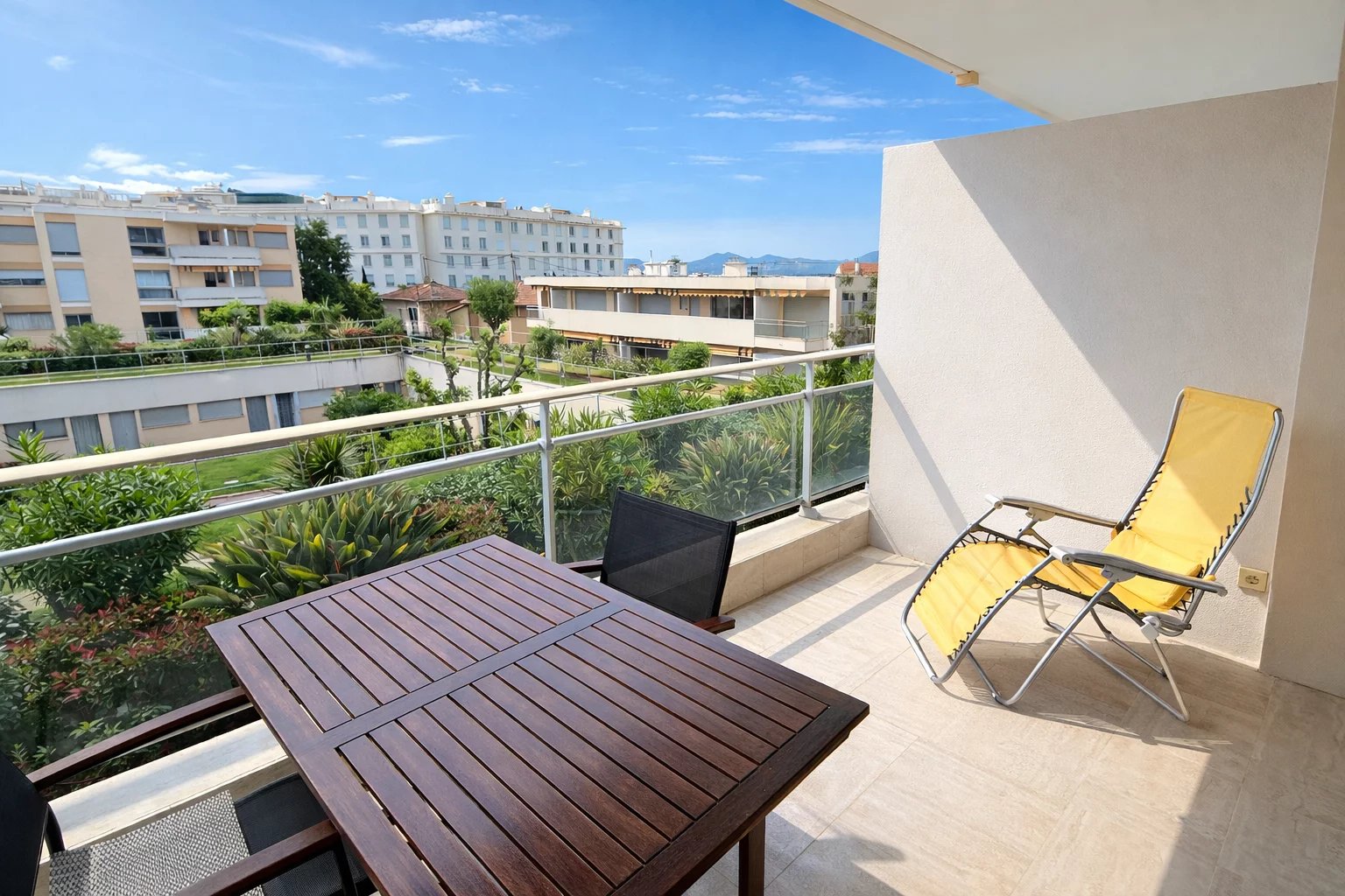 Apartment terrace in Cannes Apartment terrace in Cannes with unobstructed views, garden furniture, and sunshine.