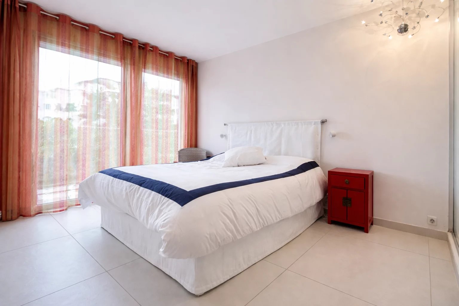 Apartment room in Cannes Room in a Cannes apartment with a double bed and windows overlooking the outside.