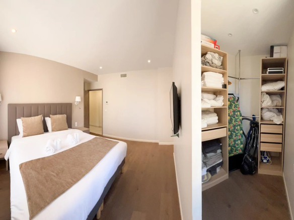 Chambre d'appartement avec dressing à Cannes, rénovée avec des matériaux haut de gamme.