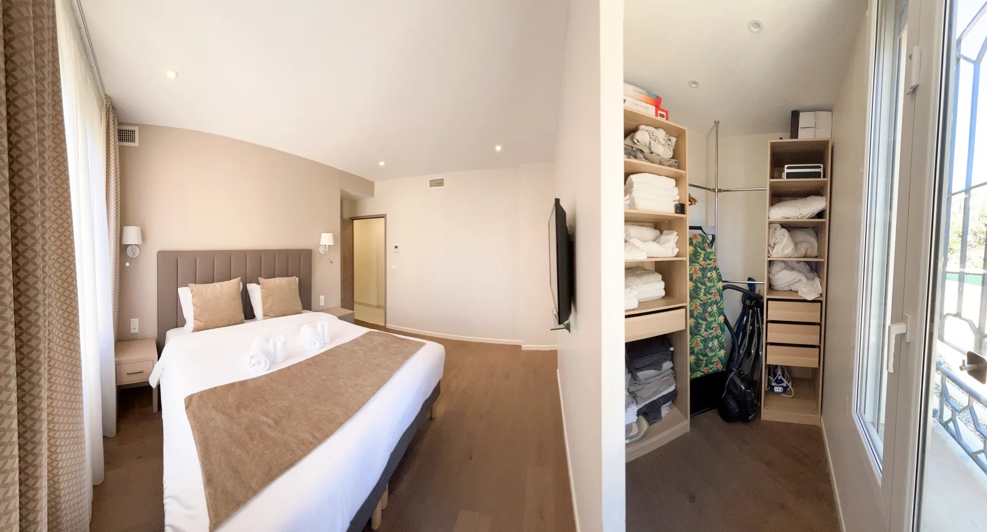 Chambre d’appartement à Cannes Chambre d'appartement avec dressing à Cannes, rénovée avec des matériaux haut de gamme.