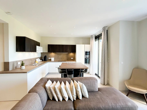 Intérieur d'un appartement moderne avec cuisine ouverte et salon lumineux à Cannes.