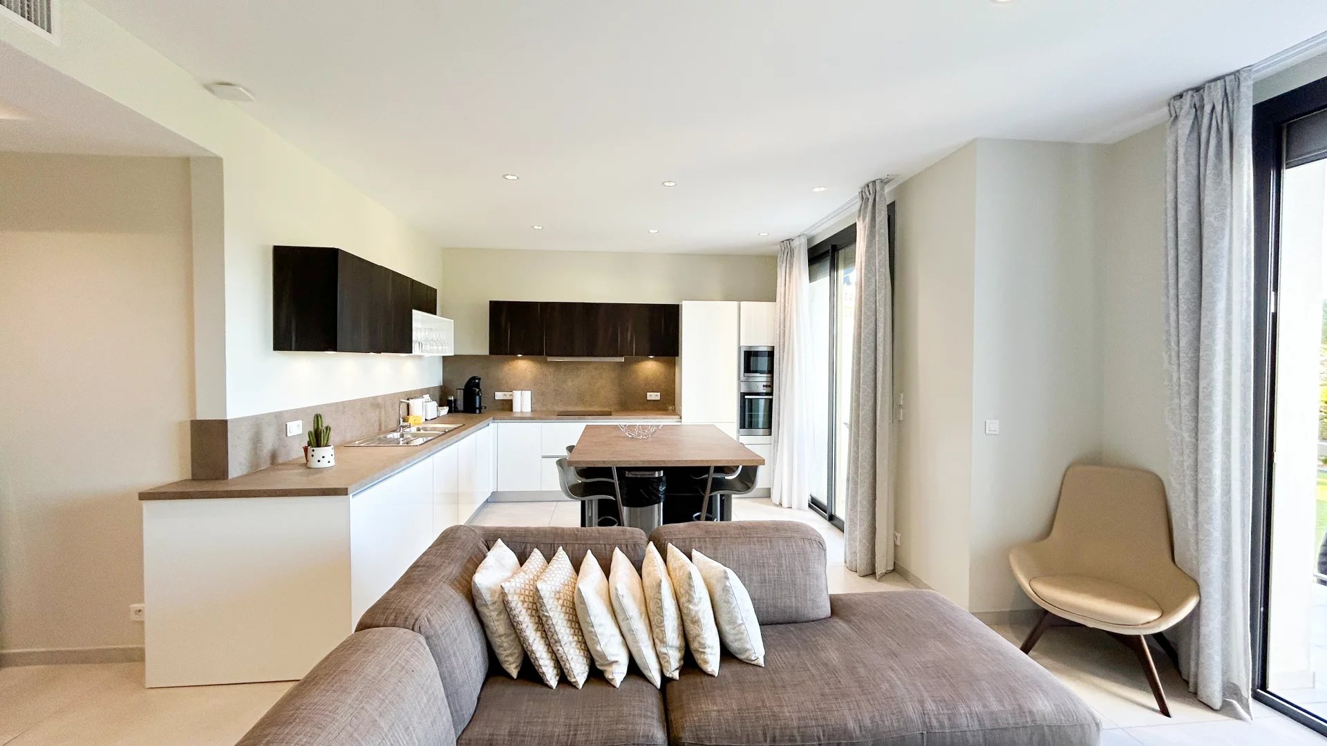Appartement moderne à Cannes Intérieur d'un appartement moderne avec cuisine ouverte et salon lumineux à Cannes.