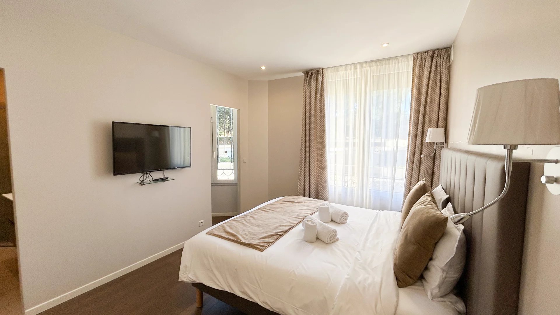 Chambre élégante à Cannes Chambre d'un appartement rénové à Cannes avec lit double et télévision.