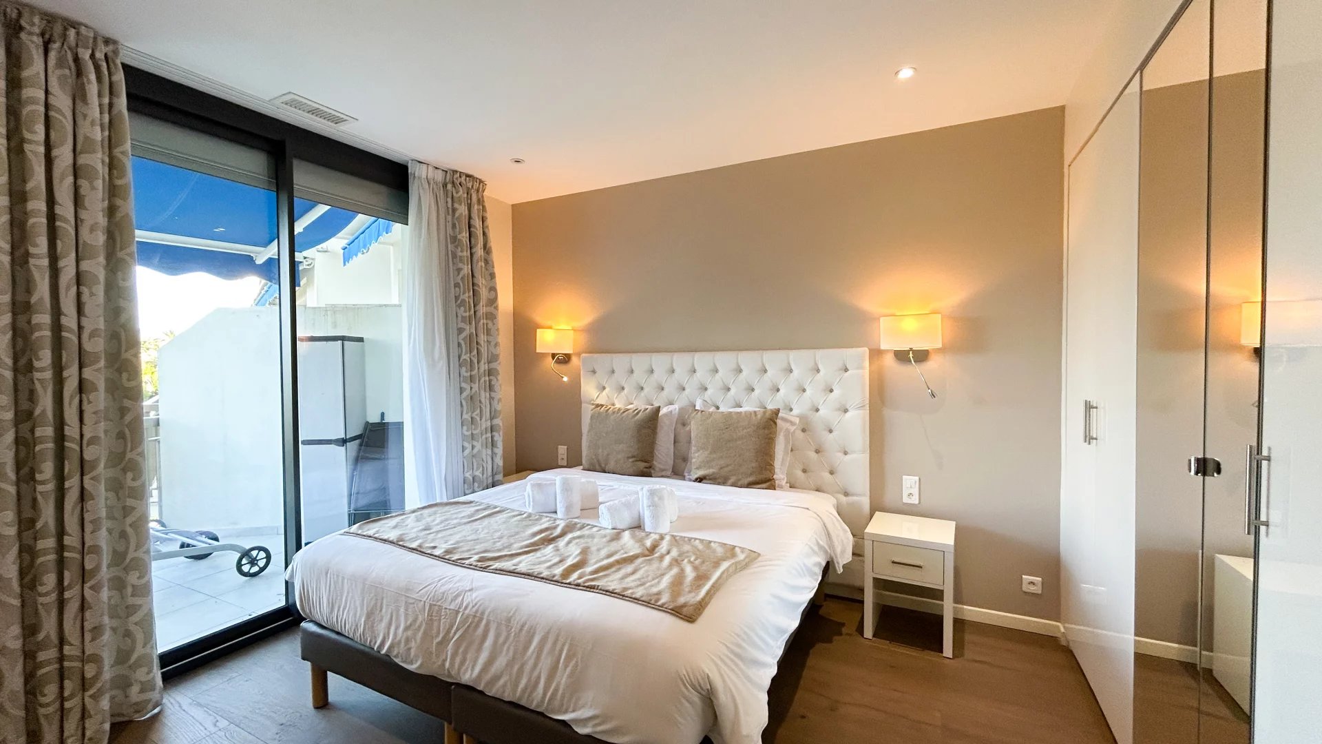 Chambre élégante à Cannes Chambre d'un appartement rénové avec lit double et accès à une terrasse à Cannes.