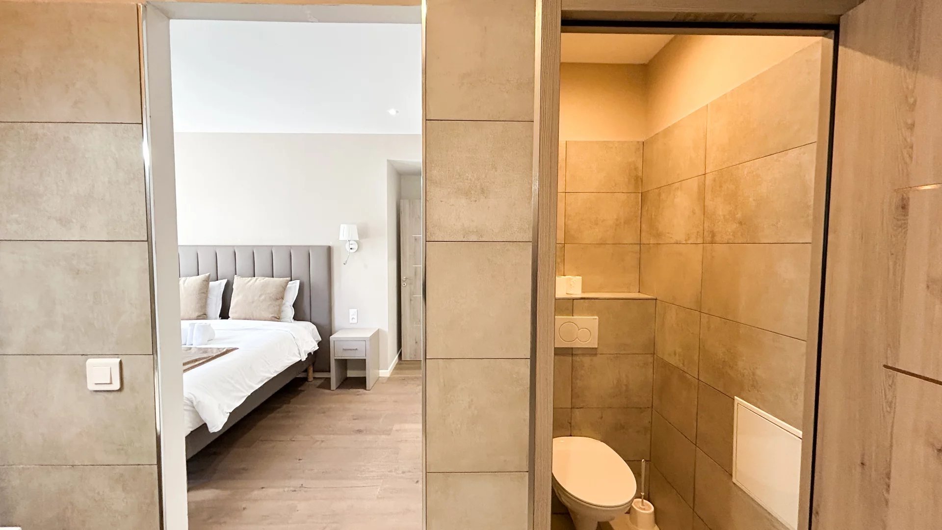 Appartement rénové à Cannes Salle de bain et chambre d'un appartement rénové à Cannes, avec carrelage moderne et mobilier élégant.