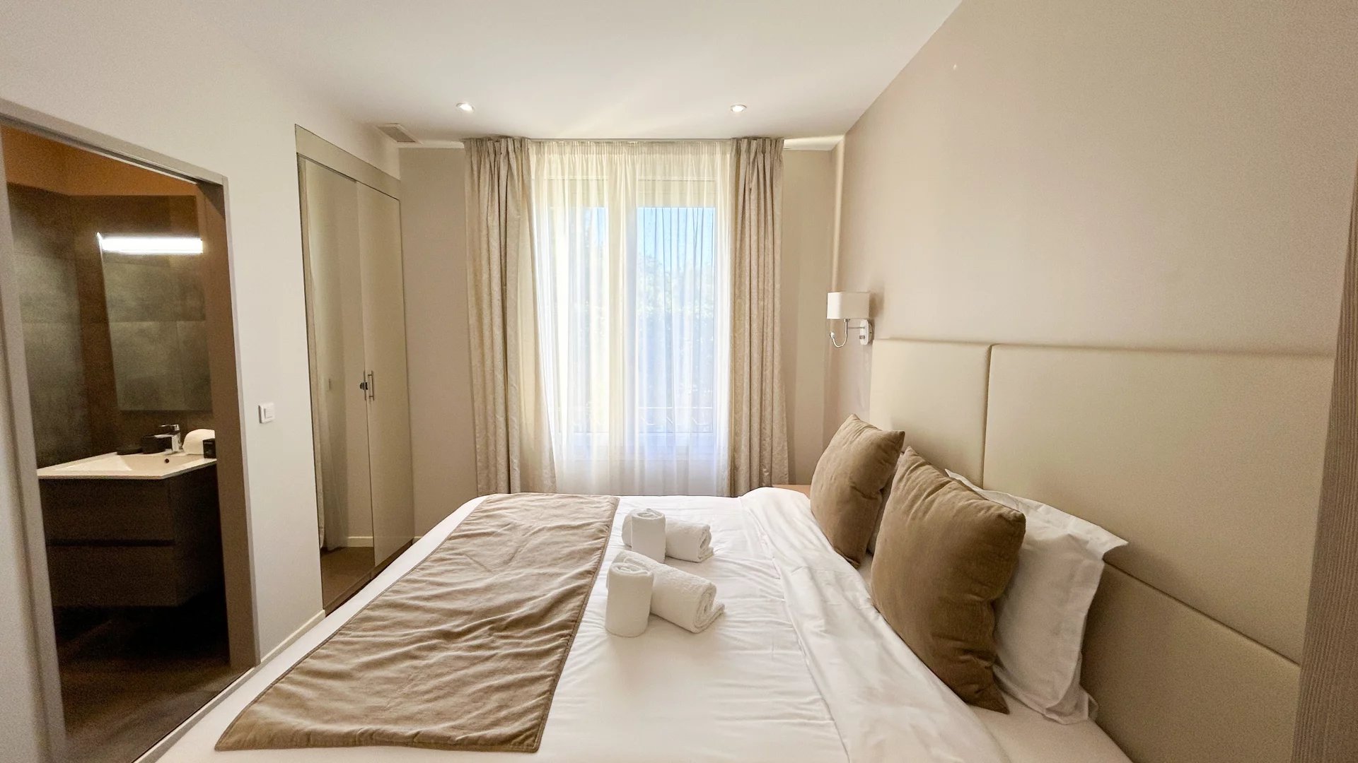 Chambre d’appartement à Cannes Chambre d'un appartement rénové à Cannes, avec lit double et salle de bain attenante.