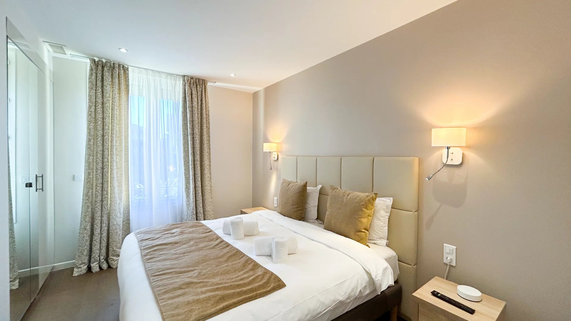 Chambre élégante sur la Croisette Chambre d'un appartement rénové sur la Croisette à Cannes, avec lit double et décoration élégante.