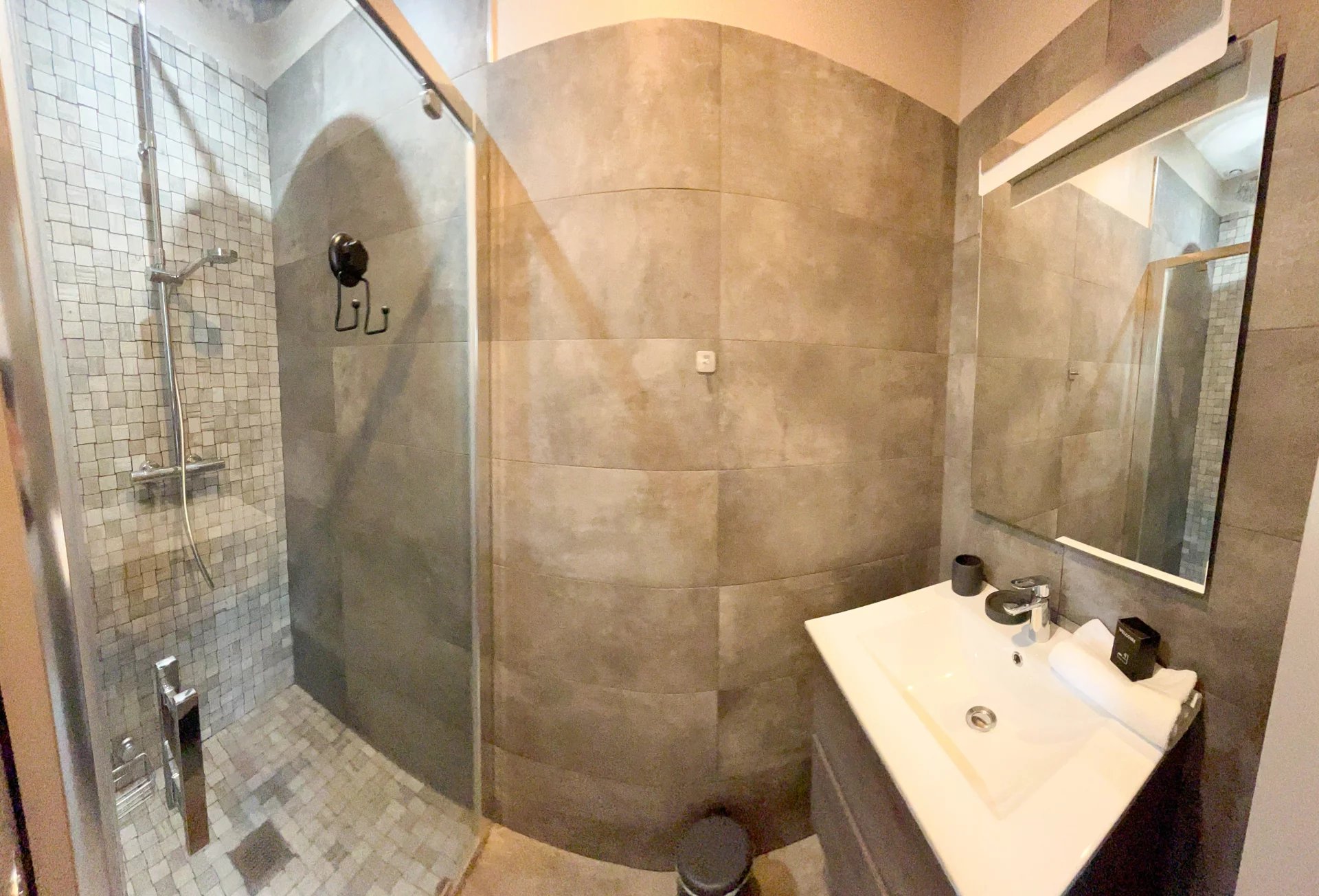 Salle de bain moderne à Cannes Salle de bain moderne avec douche à l'italienne et lavabo dans un appartement rénové.