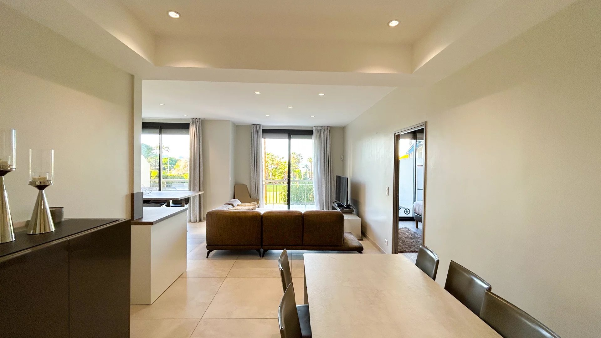 Appartement moderne à Cannes Intérieur d'un appartement moderne avec salon et salle à manger, lumière naturelle, vue sur la Méditerranée.
