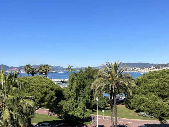 CANNES CROISETTE – FACE MER – LUXE