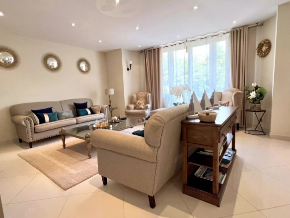 CANNES – À 100 M DE LA CROISETTE – RARE APPARTEMENT BOURGEOIS  150 m 2 AVEC GRAND GARAGE