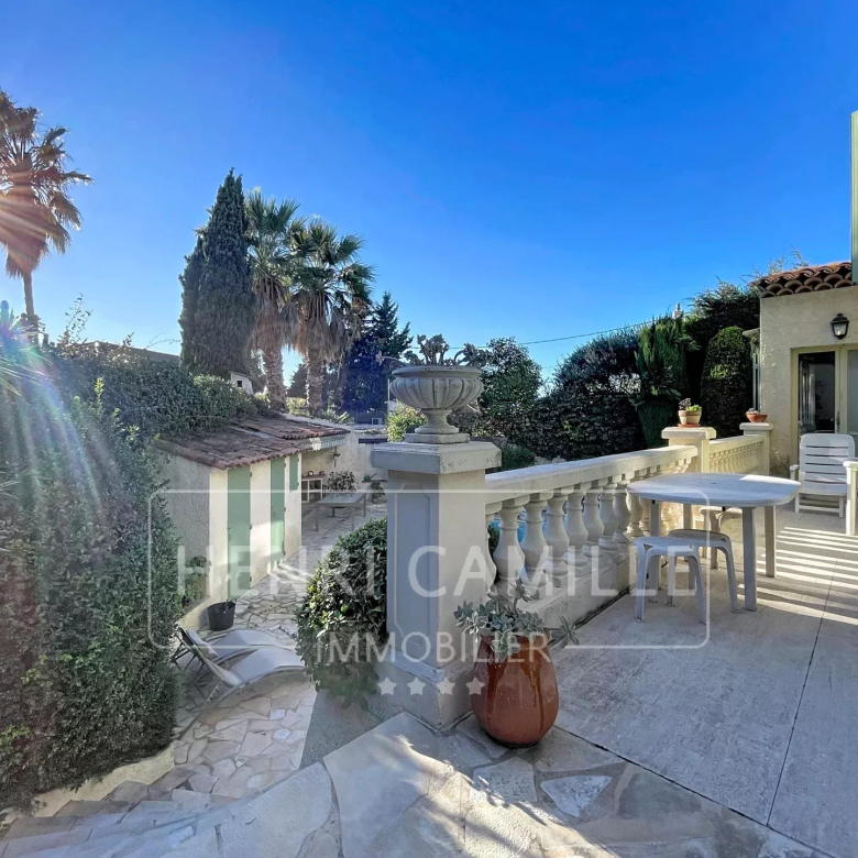 Le Cannet Hill, Sea View