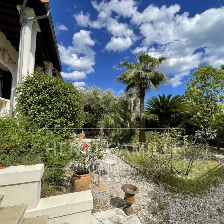 EXCLUSIVE: Just a 15-minute walk from the city center, discover this exceptional penthouse villa