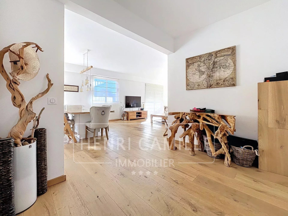 Intérieur d'un appartement lumineux avec un salon et une salle à manger, décoration moderne.