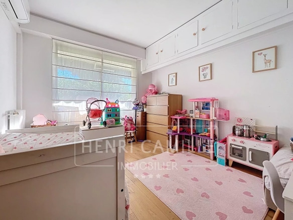 Chambre d'enfant avec mobilier coloré et jouets, dans un appartement au Cannet.
