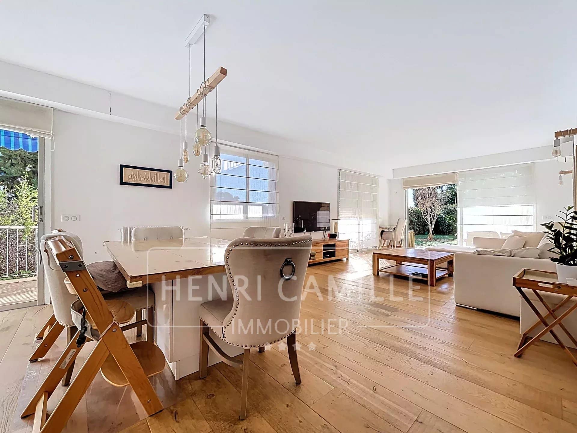 Intérieur d'un appartement de 4 pièces avec séjour lumineux et accès à un jardin.