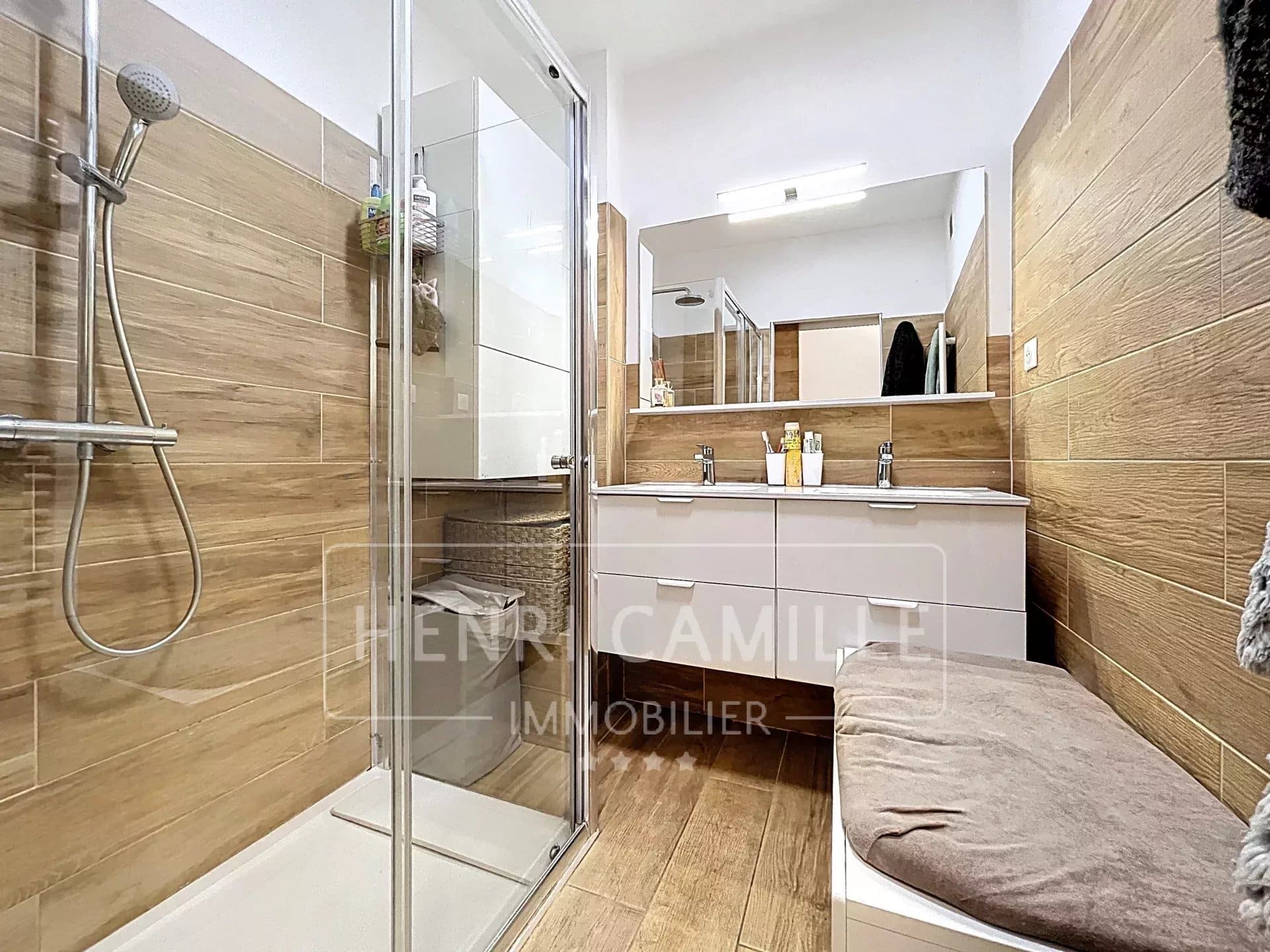 Salle de bain moderne avec douche et meuble de rangement en bois