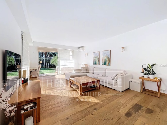 Intérieur d'un appartement de 4 pièces avec séjour lumineux et accès à un jardin.