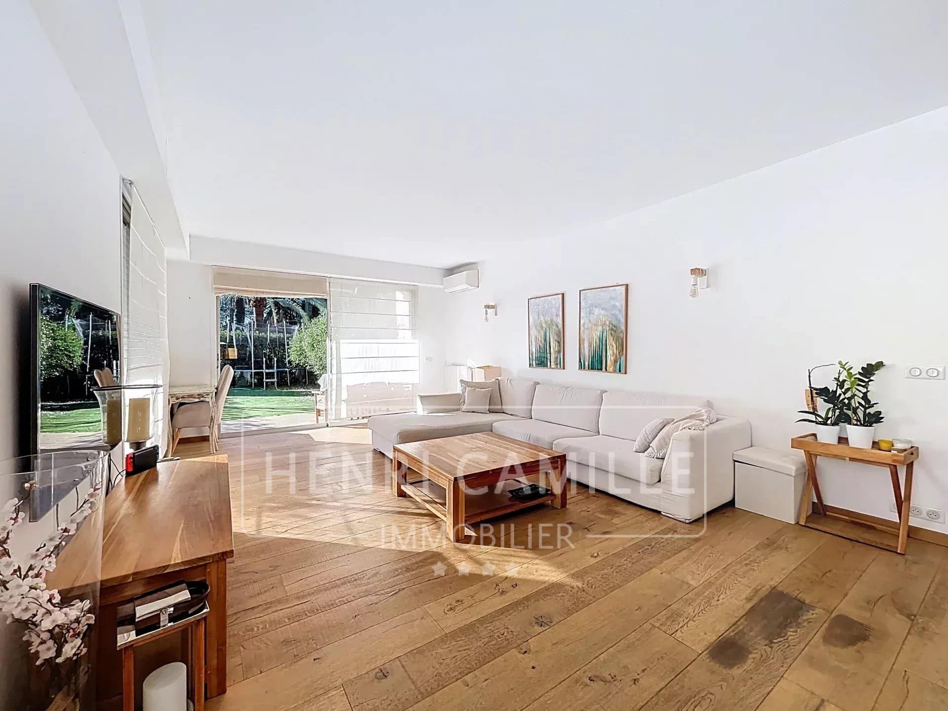 Intérieur d'un appartement de 4 pièces avec séjour lumineux et accès à un jardin.