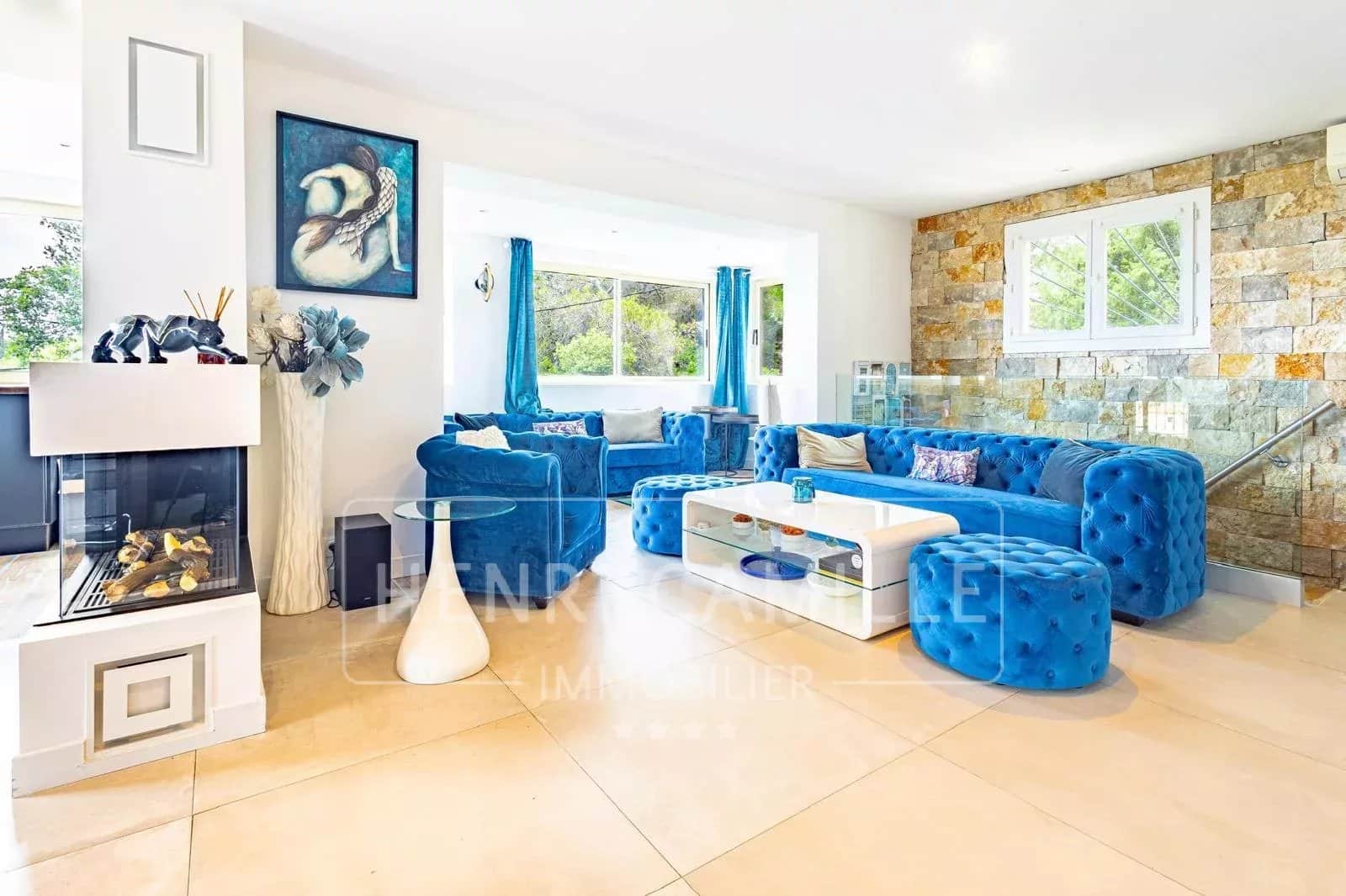 Intérieur d'une villa contemporaine avec un salon spacieux et des meubles bleus.