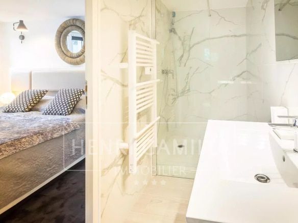 Chambre moderne avec salle de bain attenante dans une villa contemporaine.