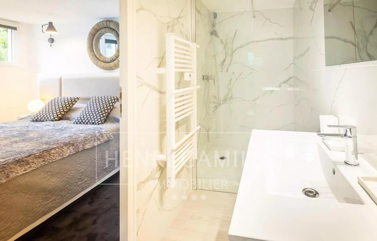 Chambre moderne avec salle de bain attenante dans une villa contemporaine.