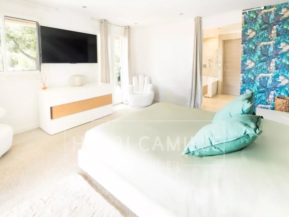 Chambre moderne avec lit et décoration contemporaine dans une villa au Cannet.