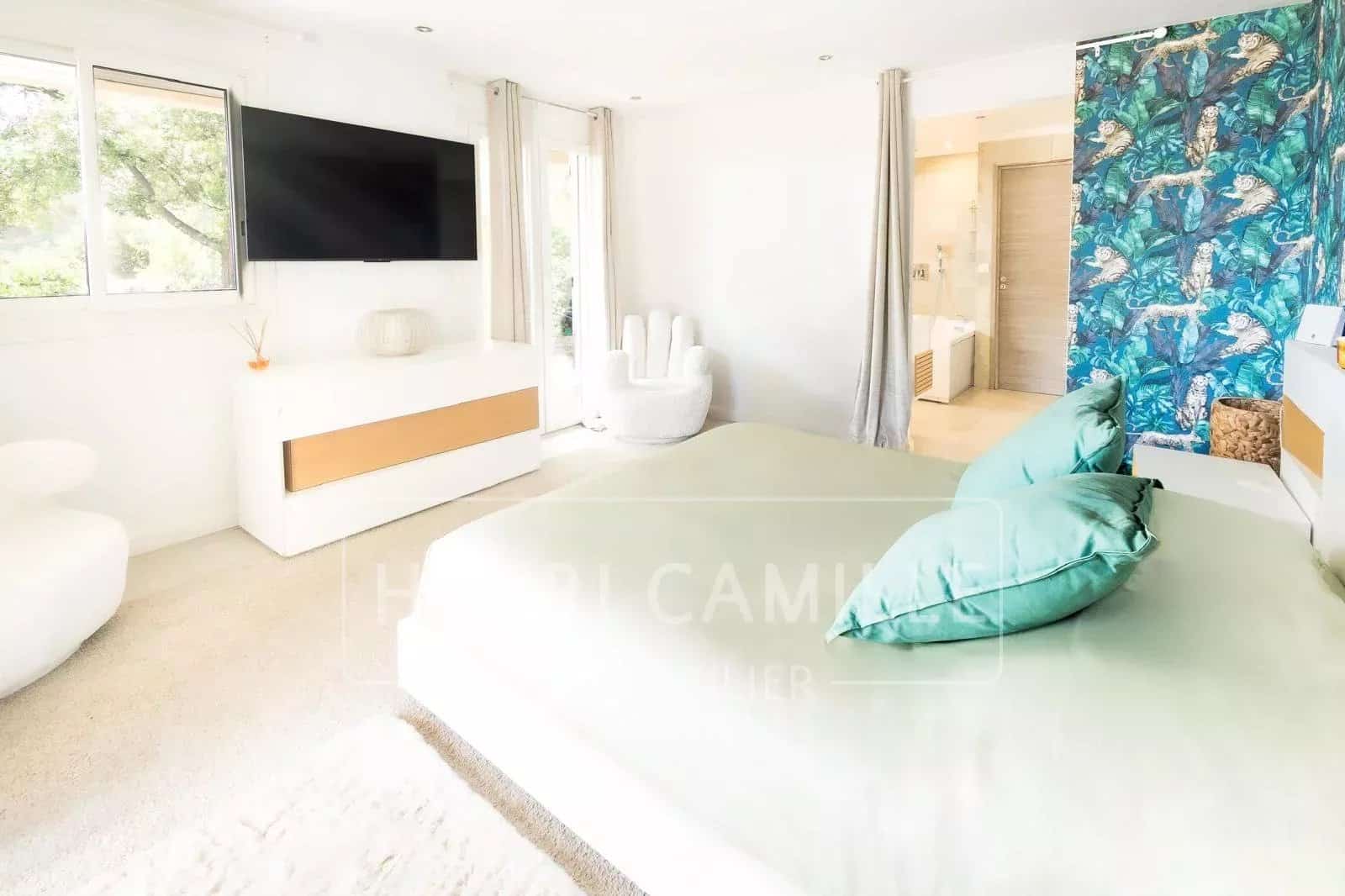 Chambre moderne avec lit et décoration contemporaine dans une villa au Cannet.