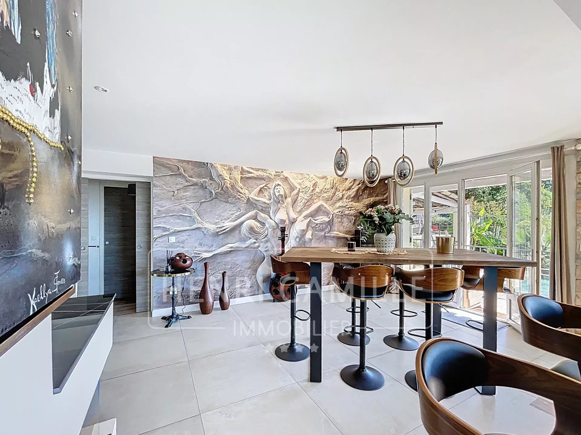 Intérieur d'une villa contemporaine avec salle à manger et décoration moderne.