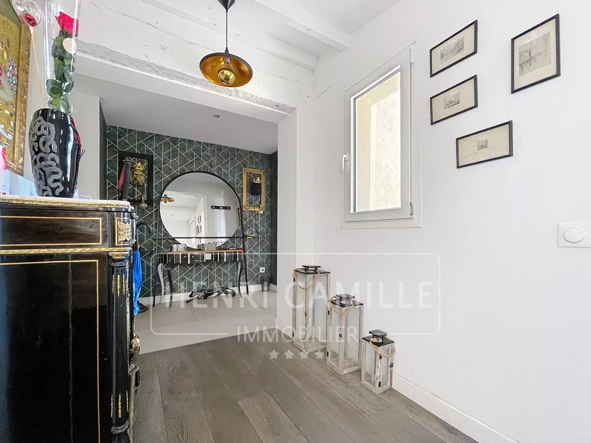 Intérieur d'une villa contemporaine avec décoration moderne et éléments design.