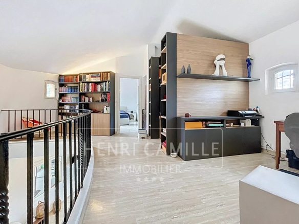 Intérieur d'une villa à Cannes avec un espace de bureau et des étagères.