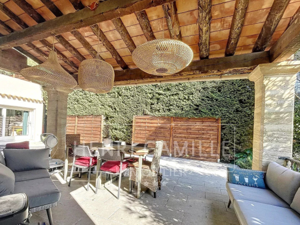 Terrasse d'une villa à Cannes avec mobilier extérieur et décoration en osier.
