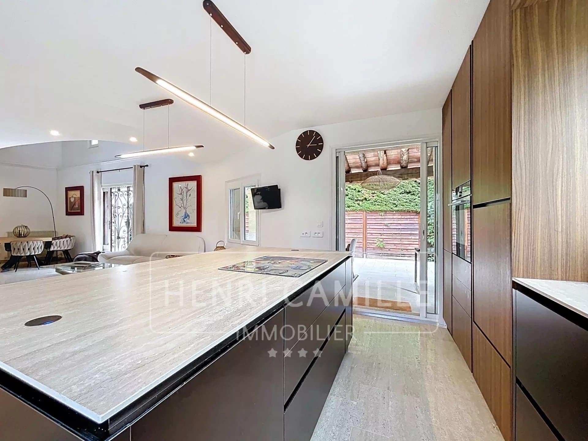 Cuisine moderne et spacieuse avec un îlot central dans une villa à Cannes.