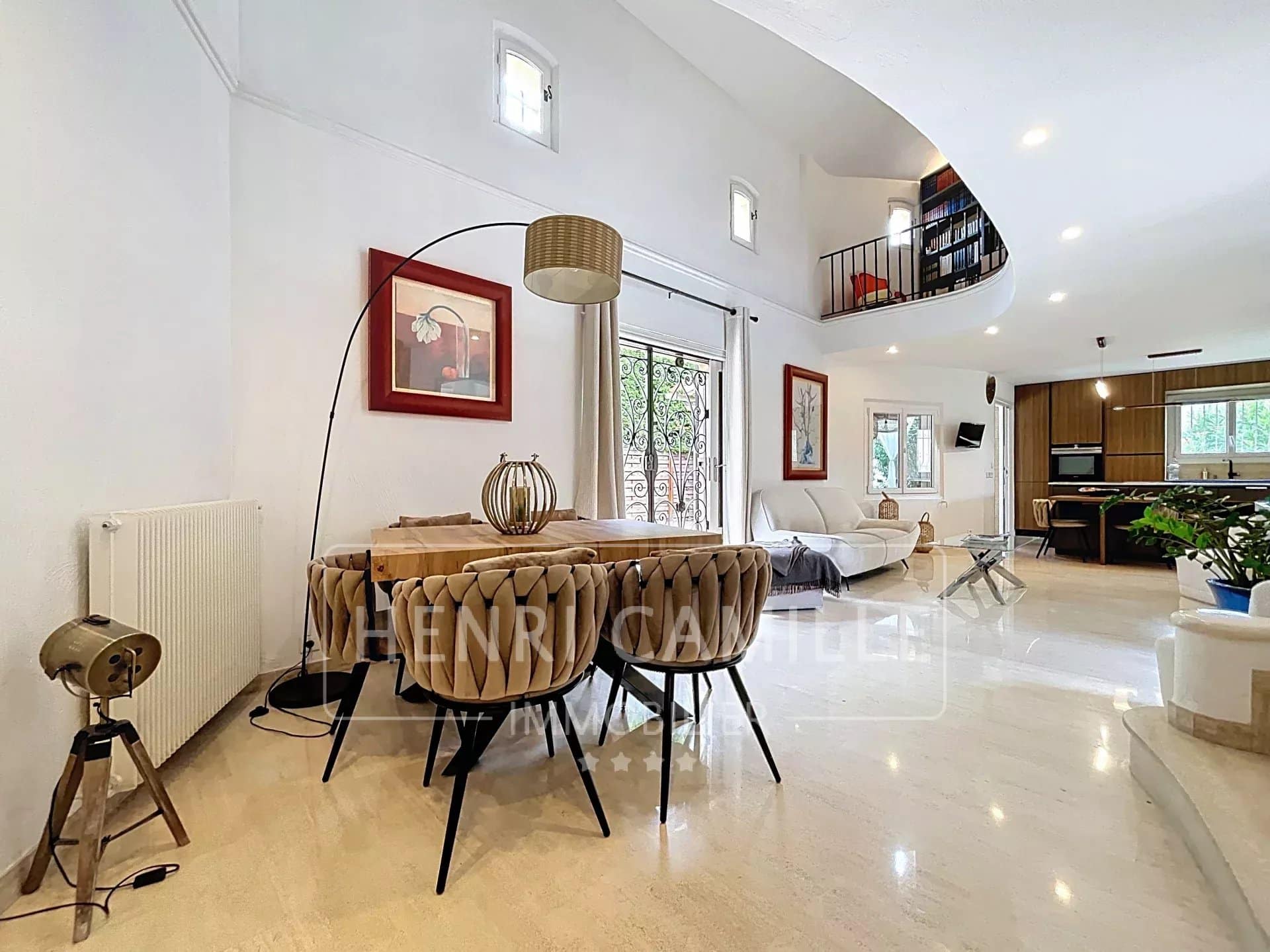 Intérieur d'une villa moderne avec salle à manger et cuisine ouverte à Cannes.