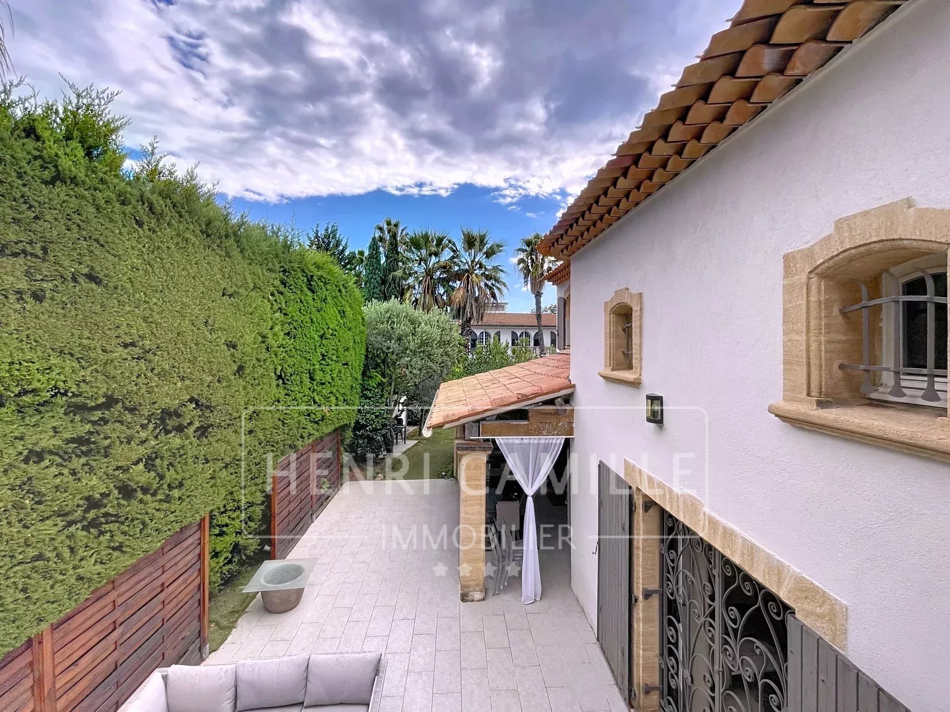 Vue de l'extérieur d'une villa à Cannes avec jardin et terrasse