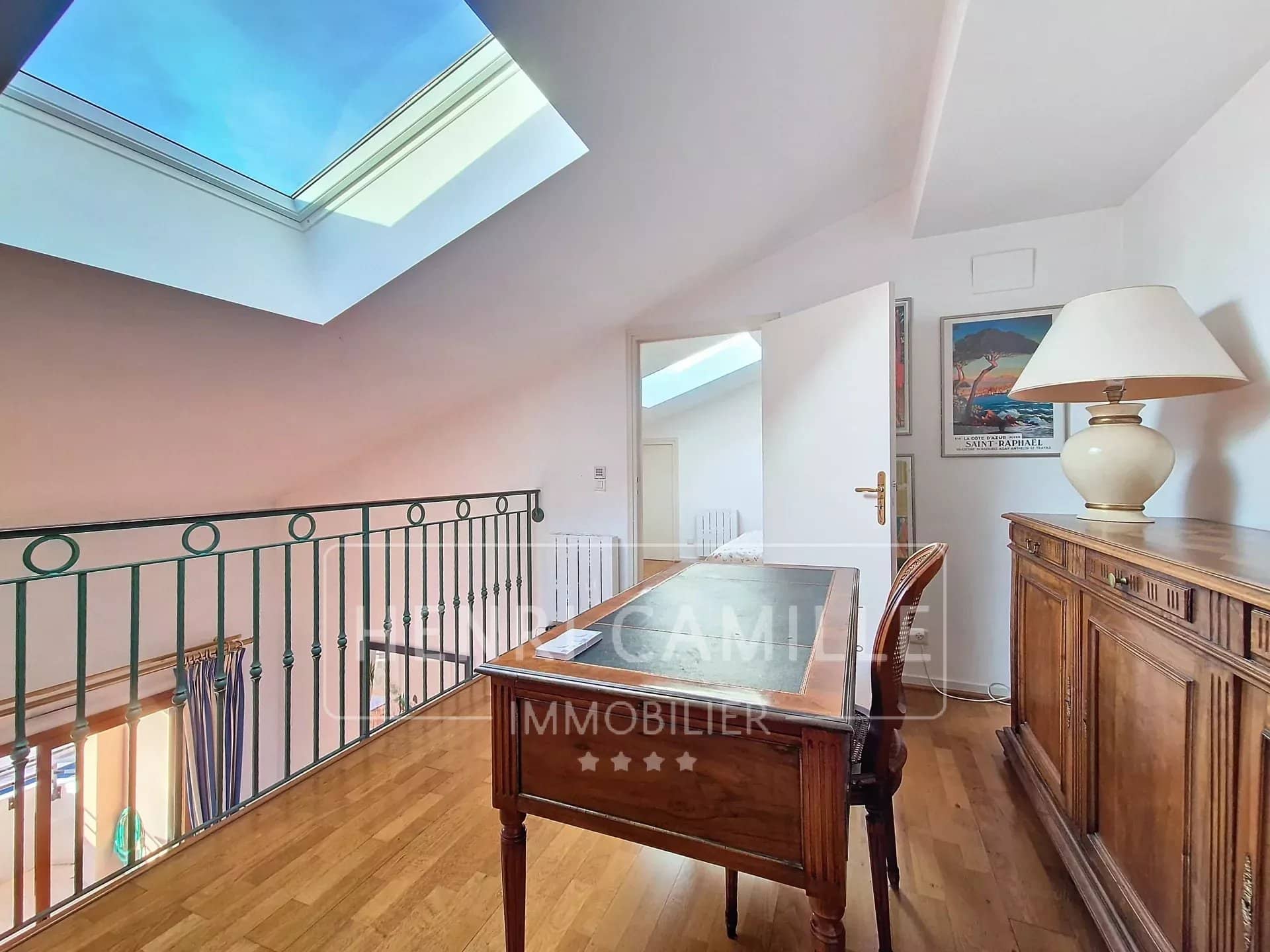 Intérieur d'un duplex avec mezzanine, bureau et lumière naturelle à Cannes.