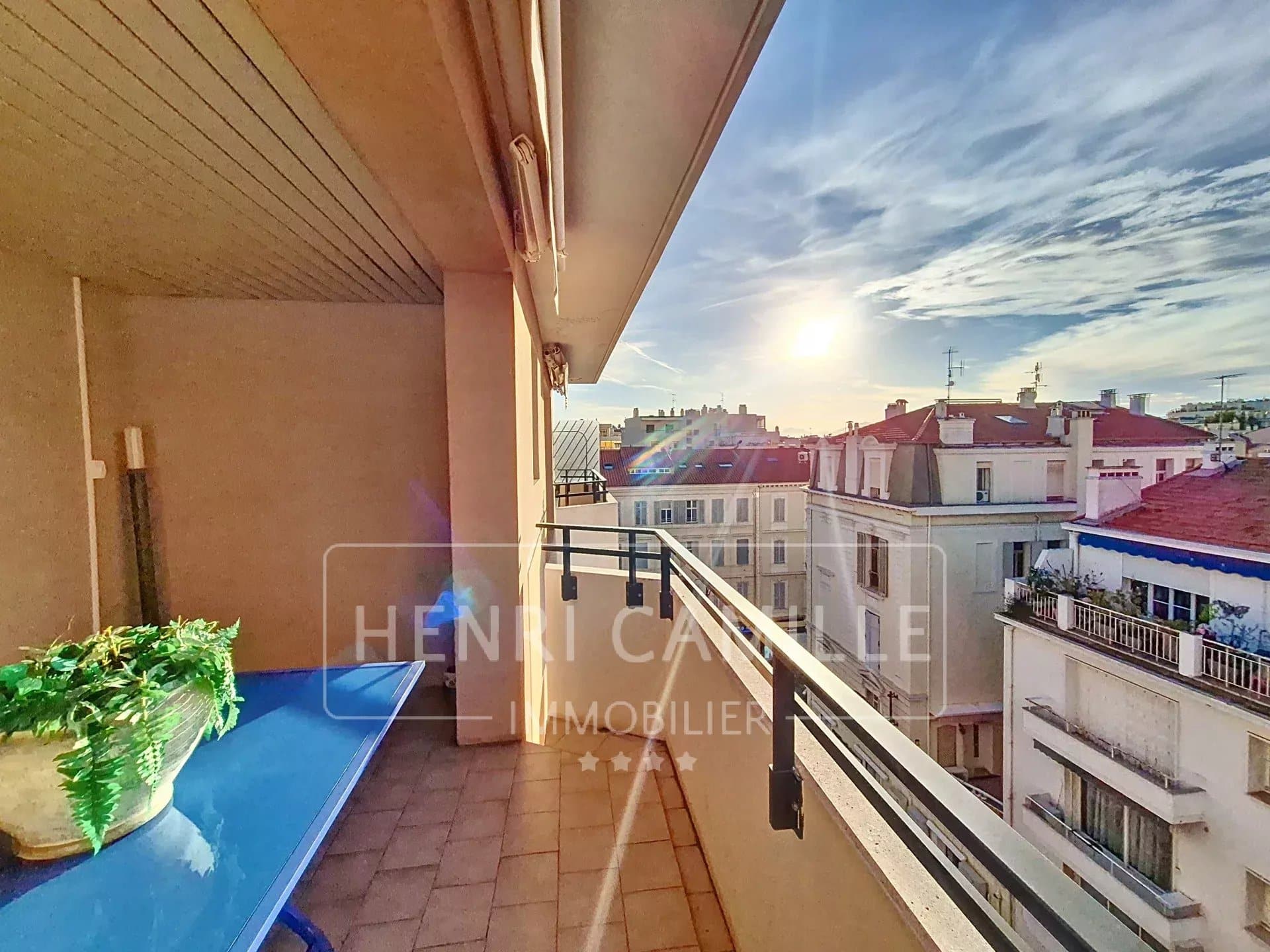 Terrasse d'un appartement en duplex à Cannes avec vue sur les bâtiments environnants.