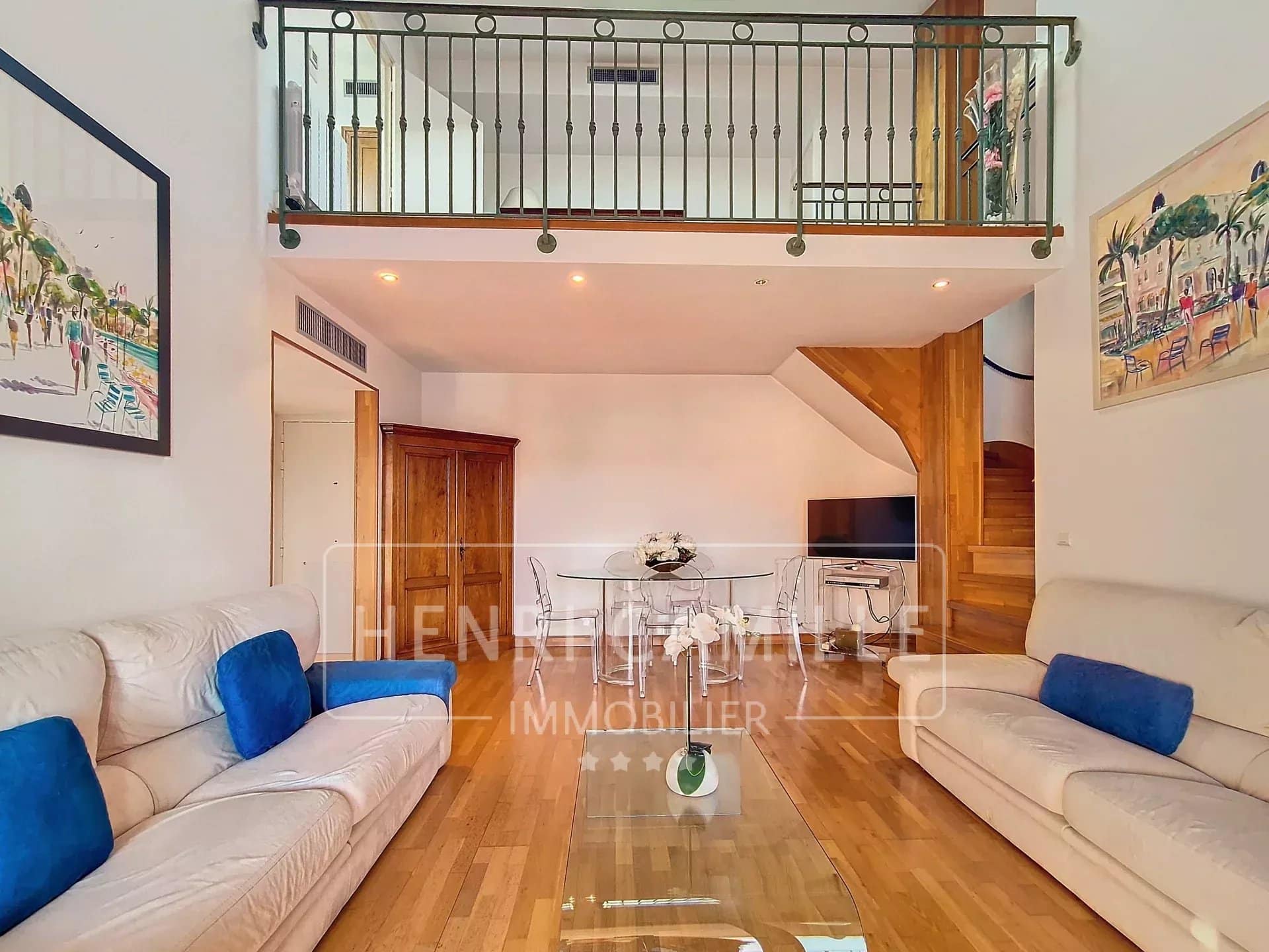 Intérieur d'un appartement duplex à Cannes avec salon, mezzanine et salle à manger.