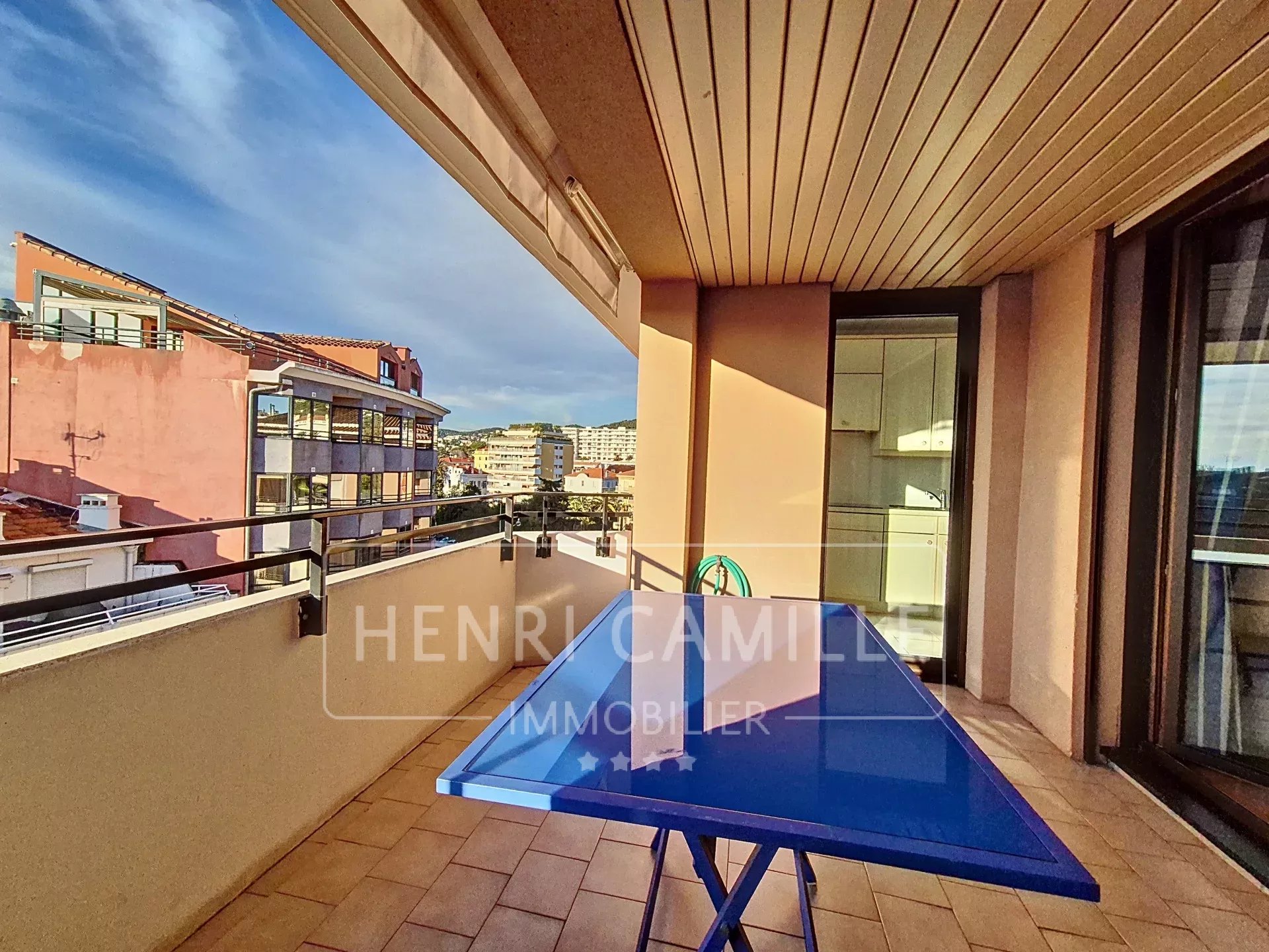 Terrasse avec vue depuis un appartement en duplex à Cannes, dernier étage, mobilier de jardin visible.
