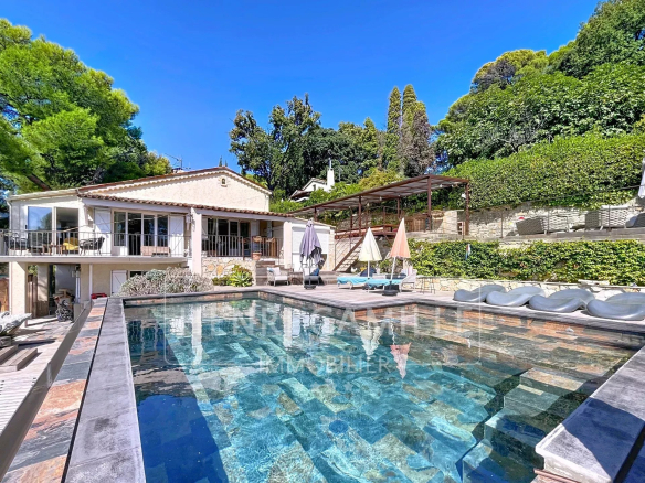 Large villa with swimming pool and terrace in Le Cannet, overlooking the sea and the Esterel mountains.