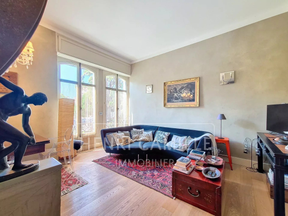 Living room of a renovated apartment in Cannes with sofa, coffee table and elegant decor.